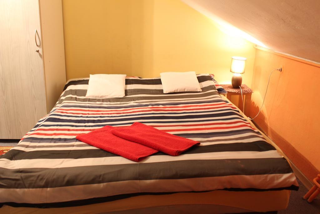 Pokoje Na Chmielnej 2 Albergue Varsovia Habitación foto