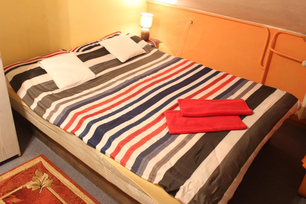 Pokoje Na Chmielnej 2 Albergue Varsovia Habitación foto
