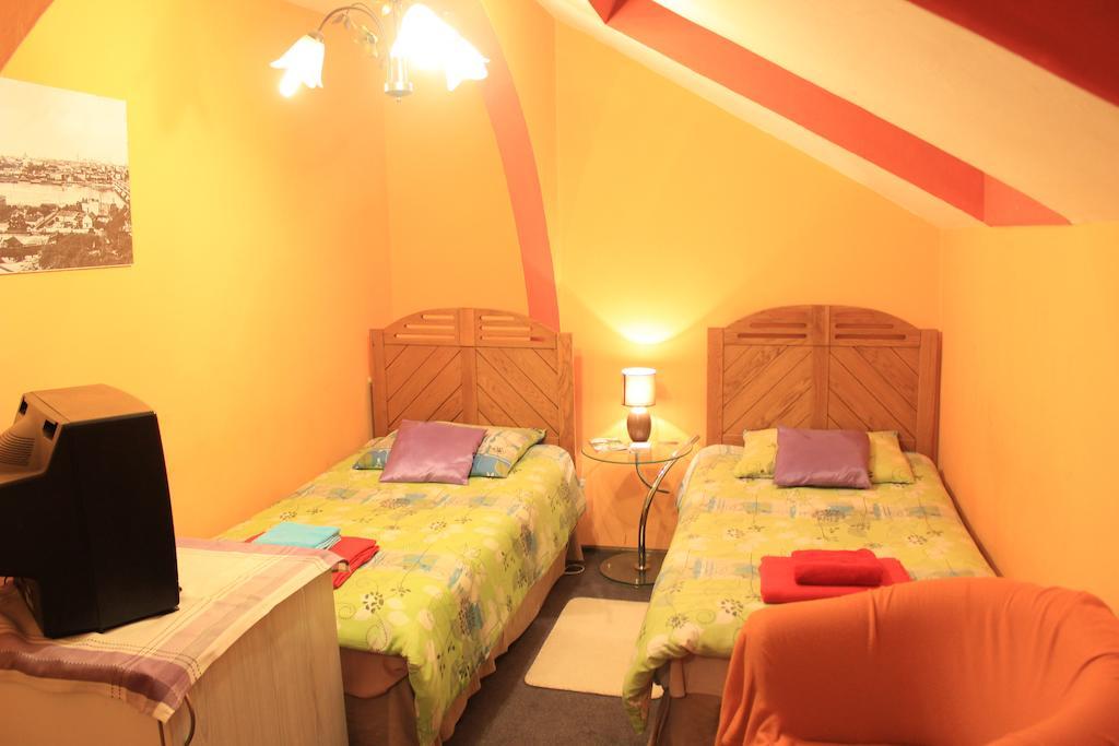 Pokoje Na Chmielnej 2 Albergue Varsovia Habitación foto